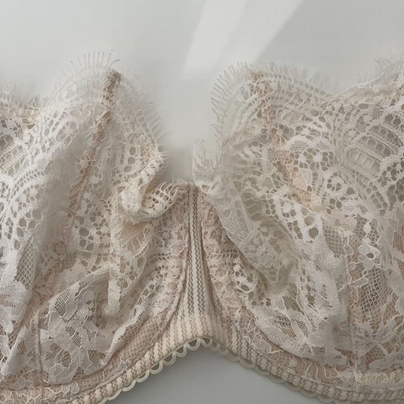 Victoria's Secret Bra - Picture 5 of 9